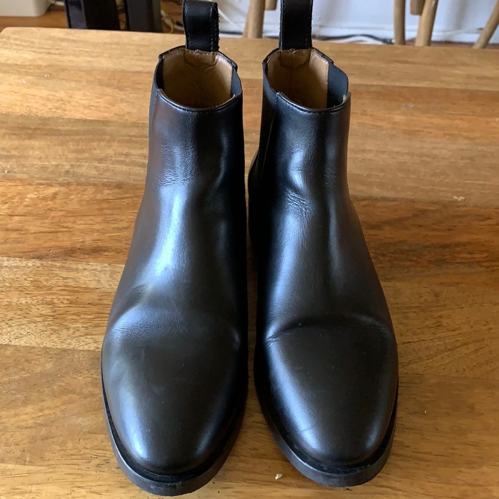 Everlane. Women’s Chelsea Boot. Black. Great condition. Minimal scuff on soles.